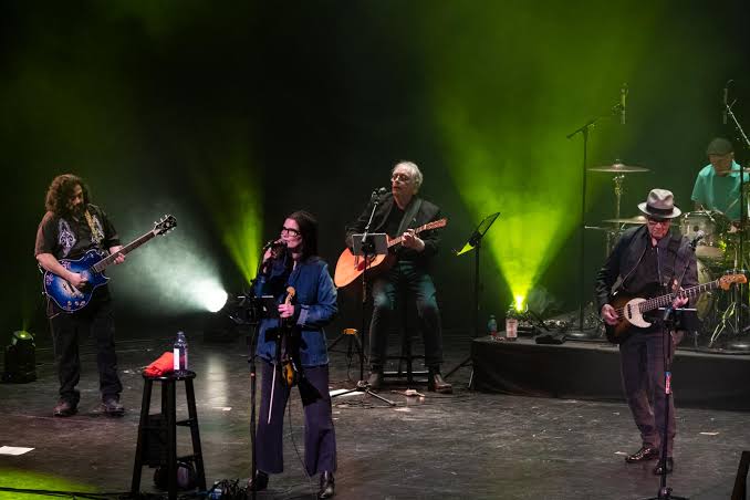 10,000 Maniacs on stage