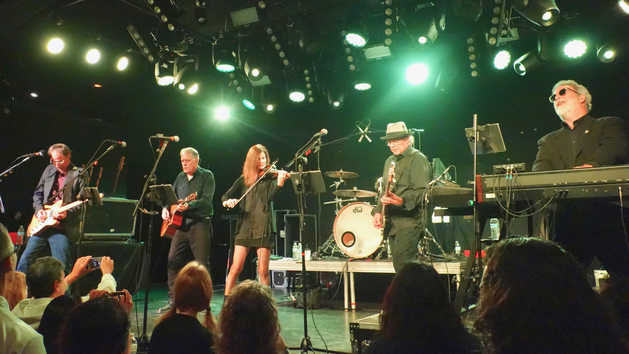 Crowd at a 10,000 Maniacs show